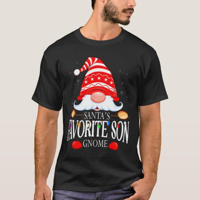 Camiseta Santas Favorite Son Gnome Matching Christmas Paja  (Anverso)