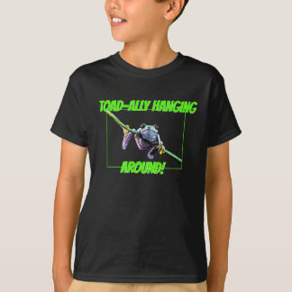 Camiseta sapo-aliado que cuelga alrededor