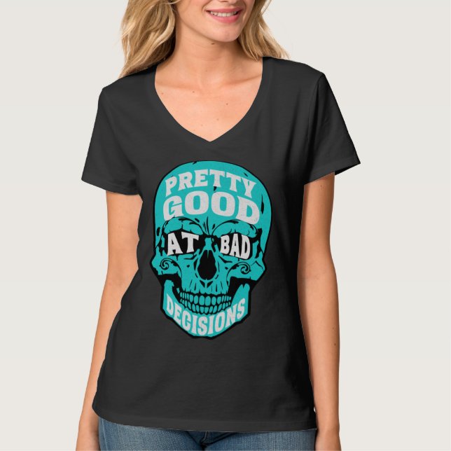 Camiseta Sarcastic Humor Pretty Good At Bad Decisions Skull (Anverso)