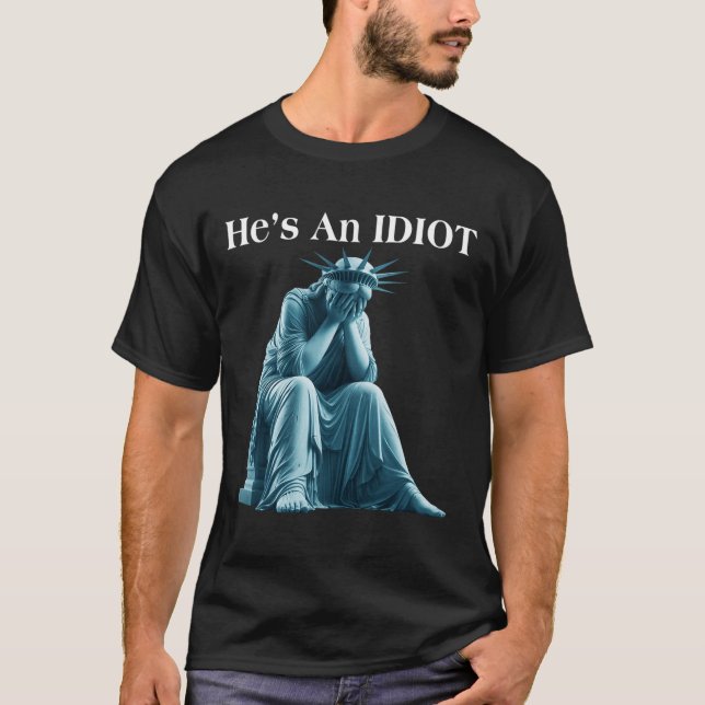 Camiseta Sarcástico Anti-Trump Es Una Estatua Idiota De Lib (Anverso)