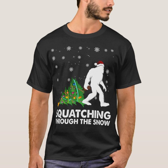 Camiseta Sasquatch Bigfoo Squatching A Través De La Nieve C (Anverso)