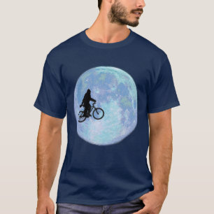 Camiseta Sasquatch/Bigfoot en la bici en cielo con la
