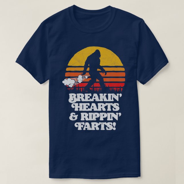 Camiseta Sasquatch Breakin Hearts Rippin Farts Funny Bigfo (Diseño del anverso)