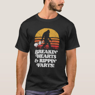 Camiseta Sasquatch Breakin Hearts Rippin Farts Funny Bigfoo