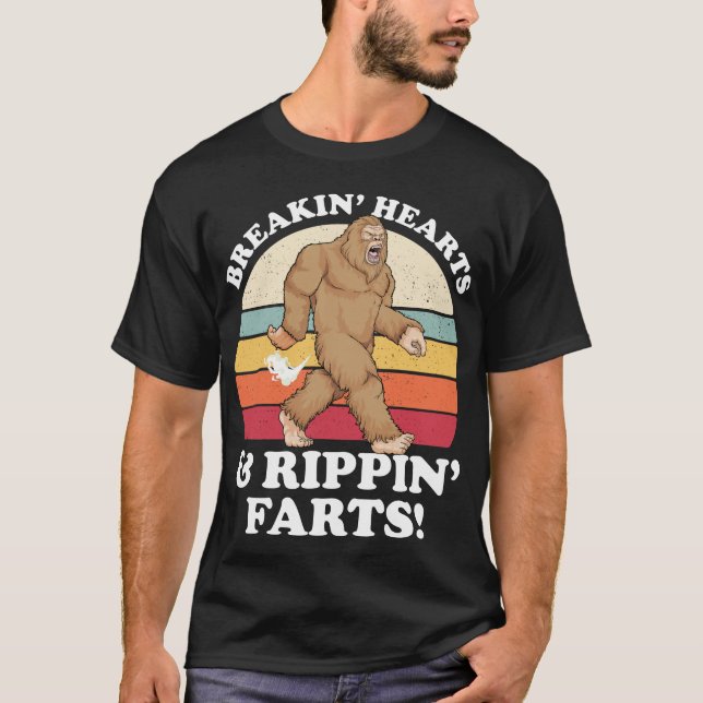 Camiseta ¡Sasquatch Breakin Hearts & Rippin Farts! Pie gran (Anverso)