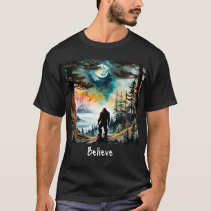 Camiseta Sasquatch de pie en la cresta que domina el océano