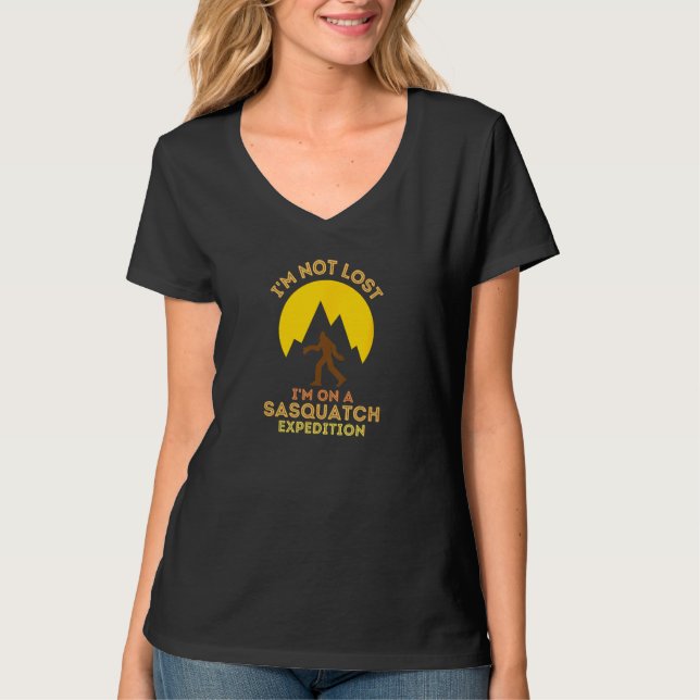 Camiseta Sasquatch Expedition Adventure Design I'm Not Lost (Anverso)