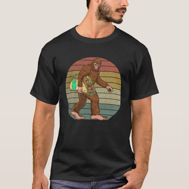 Camiseta Sasquatch Pie de pata enganchada a un taco cómico  (Anverso)