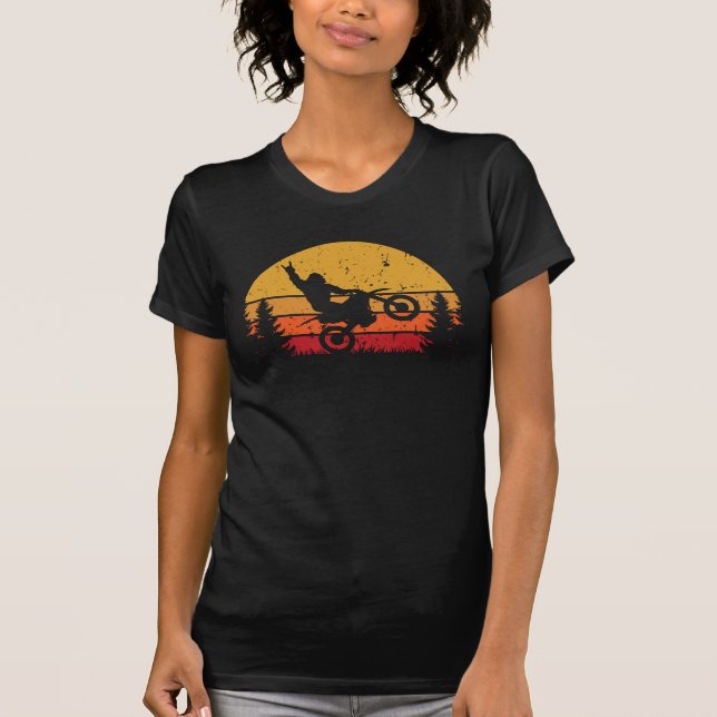 Camiseta Sasquatch Retro Sunset Riding Dirt Bike (Anverso)