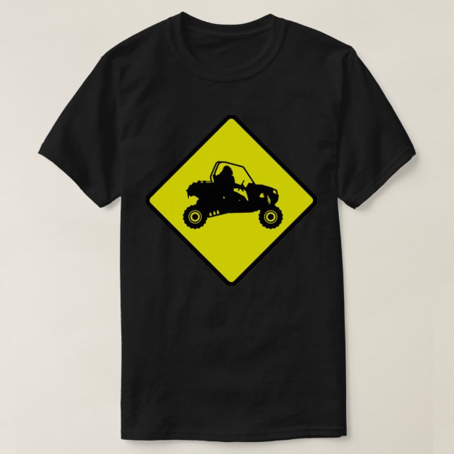 Camiseta Sasquatch SXS cruzando la carretera UTV Si (Diseño del anverso)