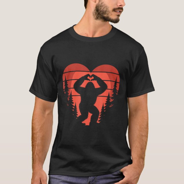 Camiseta Sasquatch Valentine's Day - Bigfoot Heart Sungles  (Anverso)