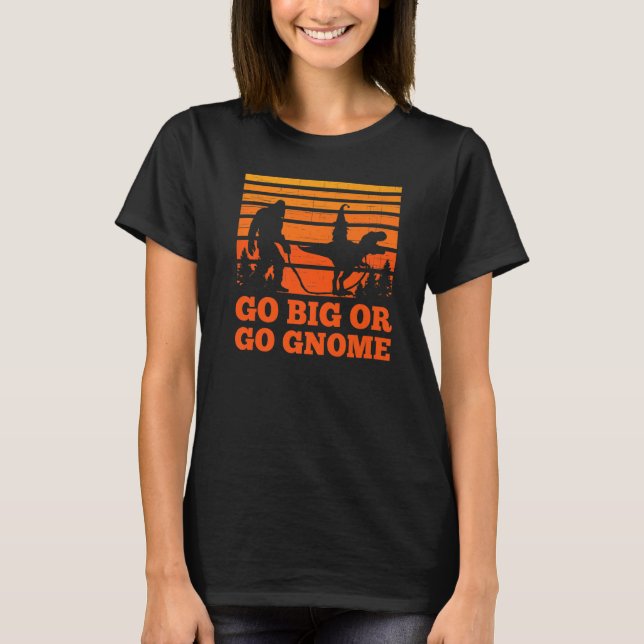 Camiseta Sasquatch walking T-rex carrying a Gnome Go big Go (Anverso)
