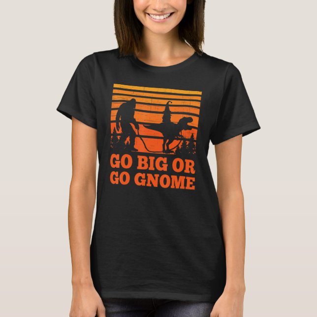 Camiseta Sasquatch walking T-rex carrying a Gnome Go big Go (Anverso)