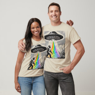 Camiseta Sasquatch y el OVNI en una pradera