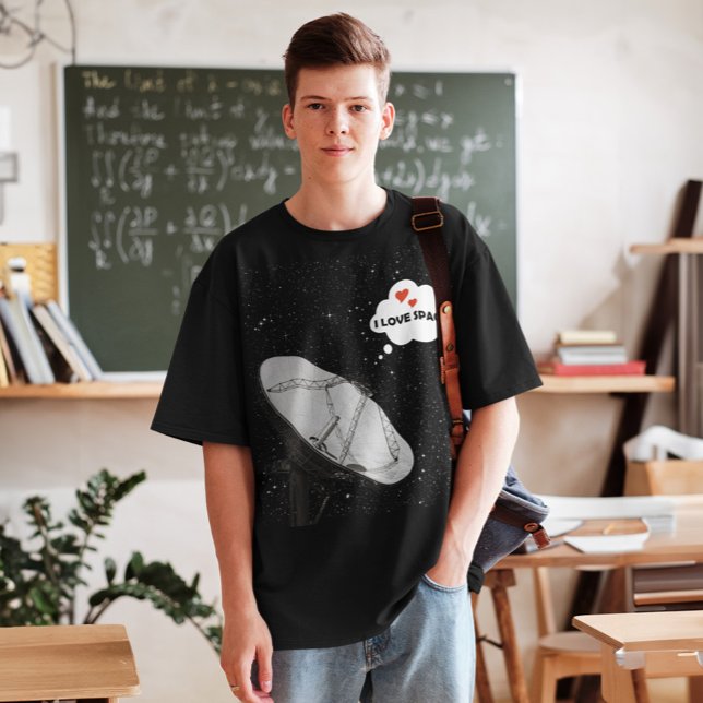 Camiseta Satellite Dish Backdrop Stars Phrase I LOVE SPACE (Mockup of a college student wearing a radio telescope i love space t-shirt in a classroom)