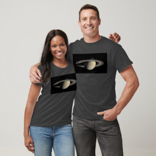 Camiseta Saturno iluminado por el sol Planeta gigante gaseo