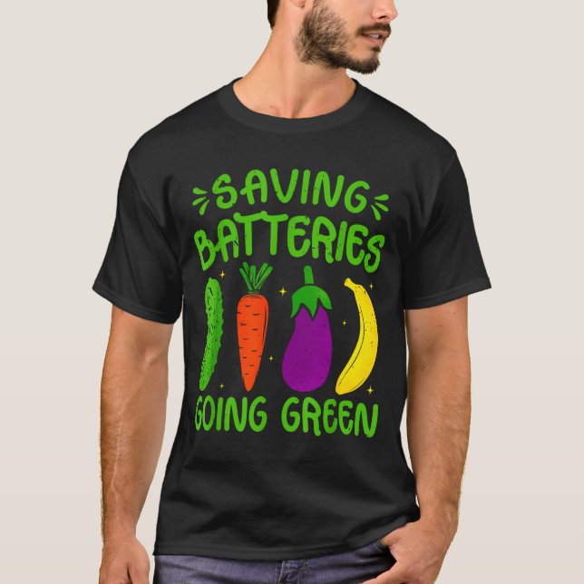 Camiseta Saving Batteries Going Green Funny Inappropriate H (Anverso)