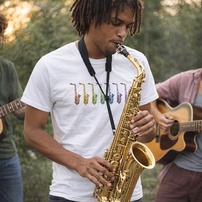 Camiseta Saxofón Alto Arcoíris (A shirt with a colorful line up of saxophones in various colors.)