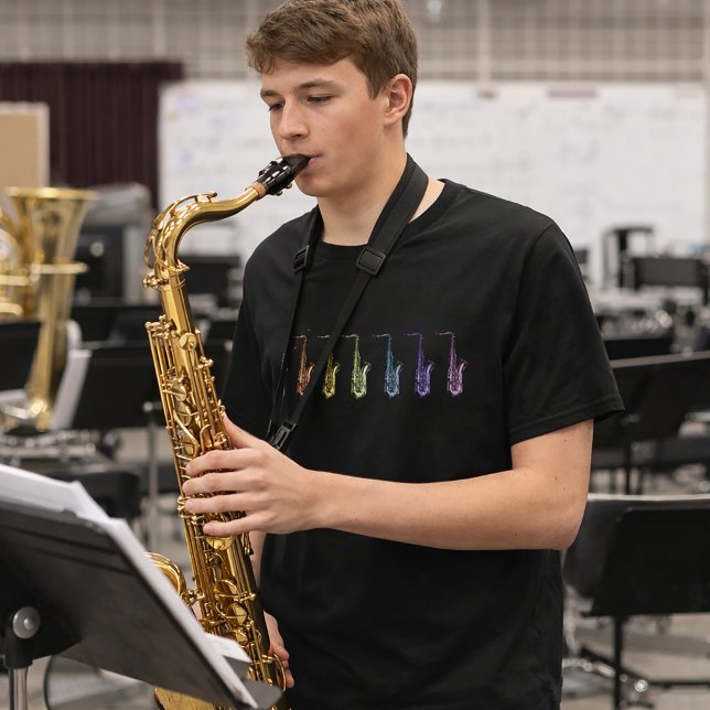 Camiseta Saxofón tenor Arcoíris  (A shirt with a rainbow of tenor saxophones.)