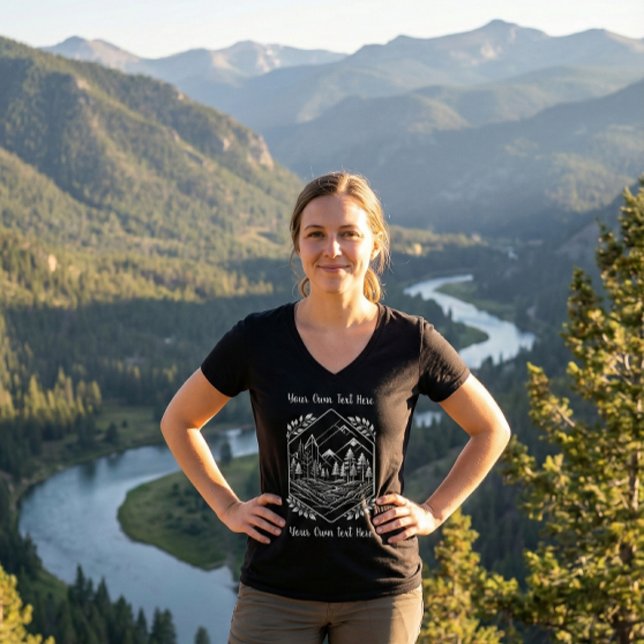 Camiseta Scenic Forest River Camping Badge Your Text Gift (Scenic Forest River Badge V-Neck. The perfect Gift for Camping and your next outdoor trip!)