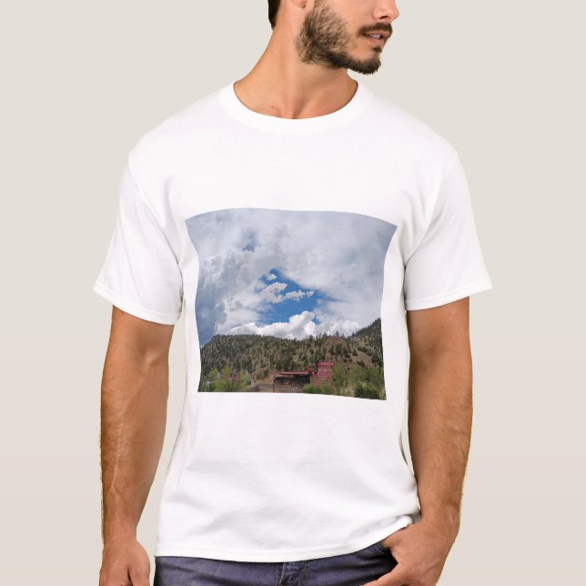 Camiseta Scenic Mountain Town Landscape with Red Buildings, (Anverso)