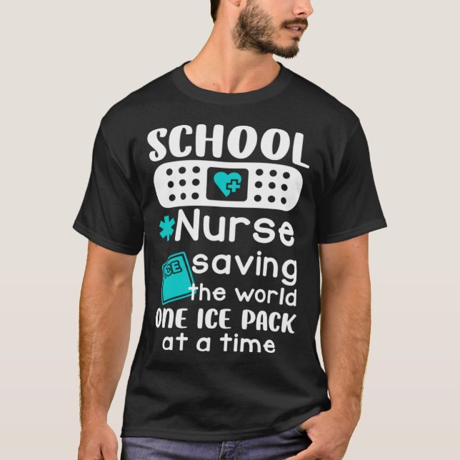 Camiseta School Nurses Saving The World One Ice Pack At A T (Anverso)