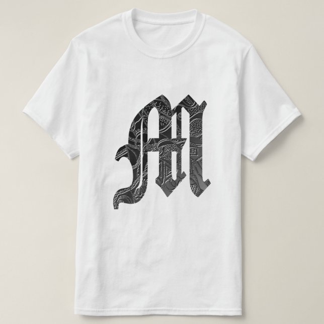 Camiseta Schwarze Buchstabe "M" im gotischen Stil (Diseño del anverso)