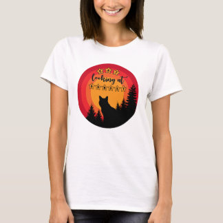 Camiseta Schwarze Katze schaut auf den Sonnenuntergang