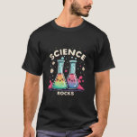 Camiseta Science Rocks Kawaii Fabricantes de química<br><div class="desc">Este bonito y colorido diseño presenta dos zapatillas de kawaii con caras sonrientes. Los beakers están llenos de líquidos coloridos y burbujas, y también hay flores y estrellas en el fondo. El texto "Rocas científicas" está impreso en letras grandes en la parte superior del diseño. Este diseño es perfecto para...</div>