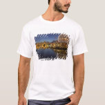 Camiseta Science World y CBD reflejados en False Creek,<br><div class="desc">DERECHOS DE AUTOR David Wall / DanitaDelimont.com| CN02 DWA0002.jpg| Science World y CBD reflejados en False Creek,  Vancouver,  Columbia Británica,  Canadá</div>