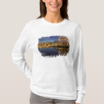 Camiseta Science World y CBD reflejados en False Creek,<br><div class="desc">DERECHOS DE AUTOR David Wall / DanitaDelimont.com| CN02 DWA0002.jpg| Science World y CBD reflejados en False Creek,  Vancouver,  Columbia Británica,  Canadá</div>