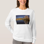 Camiseta Science World y CBD reflejados en False Creek,<br><div class="desc">DERECHOS DE AUTOR David Wall / DanitaDelimont.com| CN02 DWA0002.jpg| Science World y CBD reflejados en False Creek,  Vancouver,  Columbia Británica,  Canadá</div>