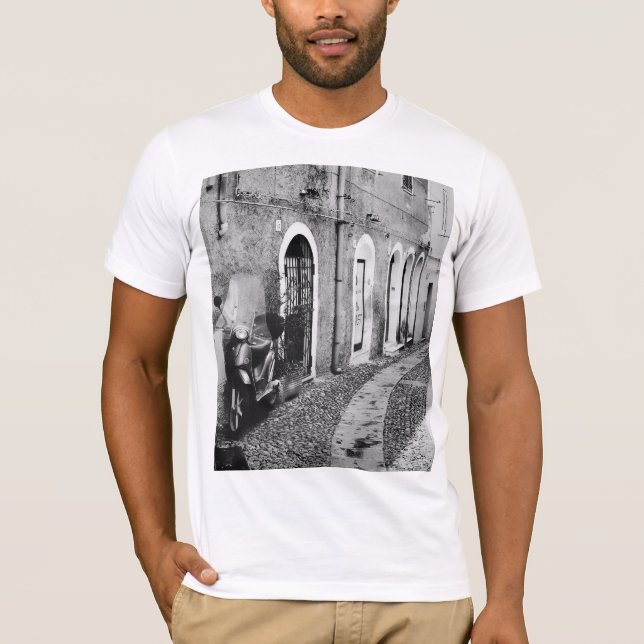 Camiseta Scooter en una calle de Italia en blanco y negro (Anverso)