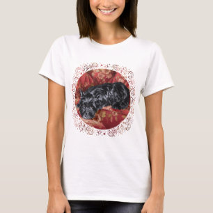 Camiseta Scottie en una Gran Silla Roja