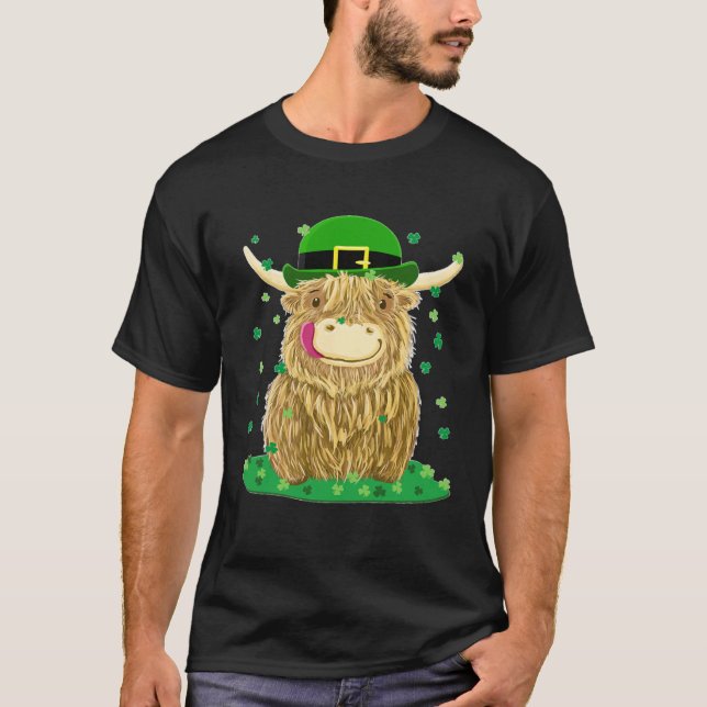 Camiseta Scottish Highland Cow With Shamrocks St Patrick's  (Anverso)