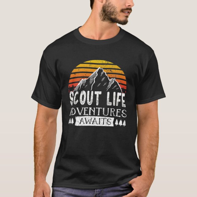 Camiseta Scout Life Adventures Aguarda Camping Scouting Pre (Anverso)