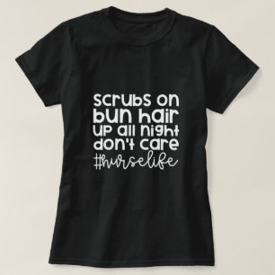 Camiseta Scrubs On - Vida de Enfermera