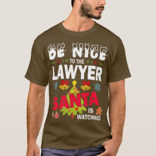 Camiseta Sé Agradable Con El Abogado Que Santa Está Viendo 