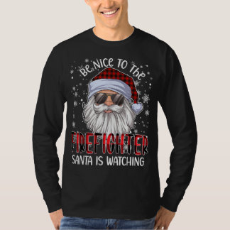 Camiseta Sé Agradable Con El Bombero Que Papá Noel Está Vie