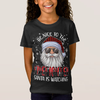 Camiseta Sé Agradable Con El Bombero Que Papá Noel Está Vie