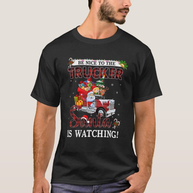 Camiseta Sé Agradable Con El Camionero Que Santa Está Viend (Anverso)
