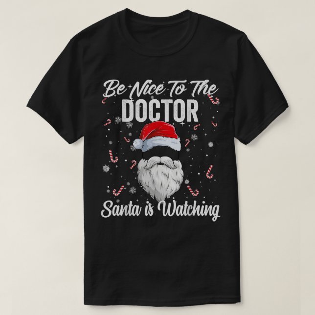 Camiseta Sé Agradable Con El Médica Santa Está Viendo Xmas  (Diseño del anverso)