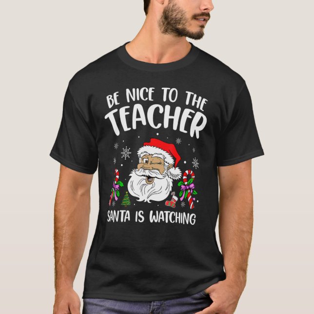 Camiseta Sé Agradable Con El Profesor Santa Está Viendo Al  (Anverso)