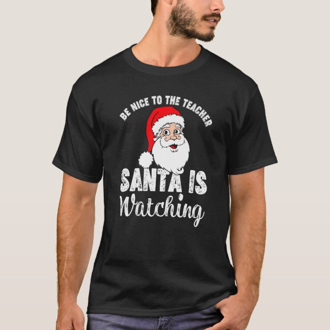 Camiseta Sé Agradable Con El Profesor Santa Está Viendo La  (Anverso)