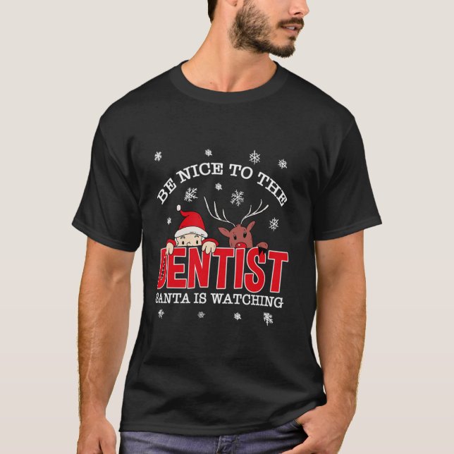 Camiseta Sé Agradable Con El Santa Dentista Que Está Viendo (Anverso)
