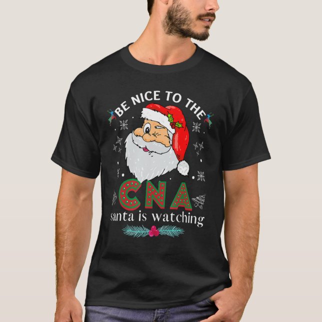 Camiseta Sé Agradable Con La Enfermera De La Cna Santa Está (Anverso)
