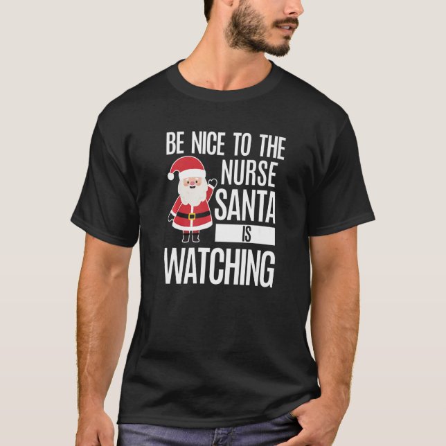 Camiseta Sé Agradable Con La Enfermera Que Santa Está Viend (Anverso)