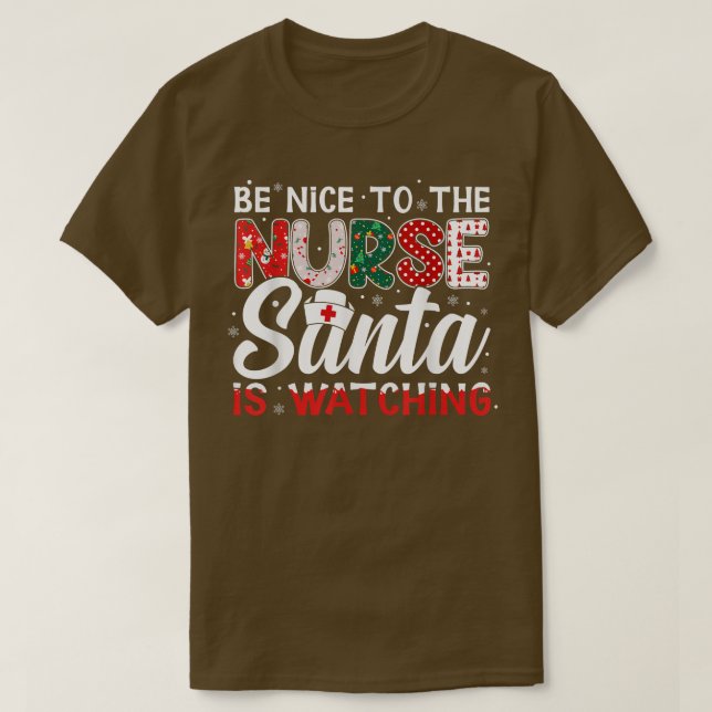 Camiseta Sé Agradable Con La Enfermera Que Santa Está Viend (Diseño del anverso)