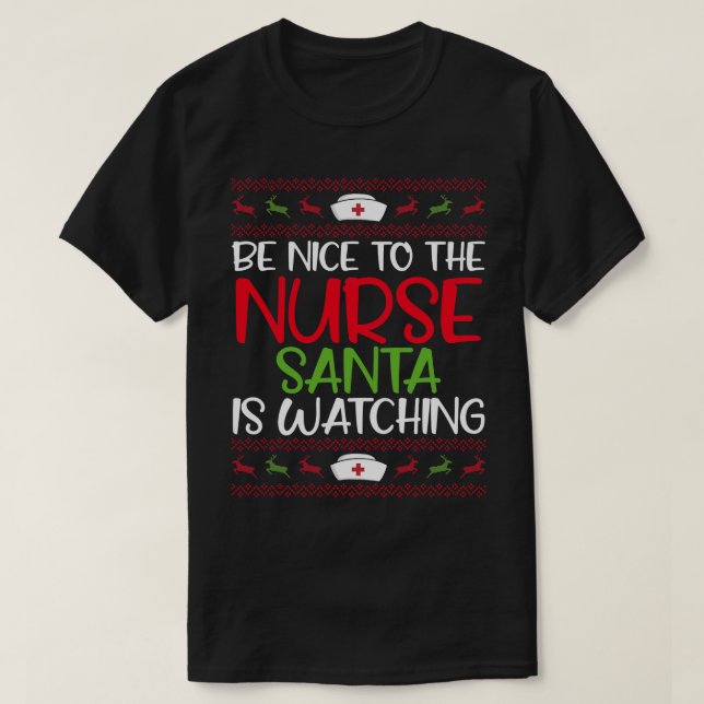 Camiseta Sé Agradable Con La Enfermera Santa Está Viendo Na (Diseño del anverso)