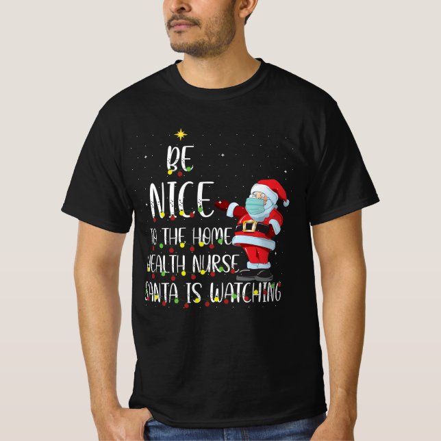 Camiseta Sé Agradable Con La Enfermera Santa Está Viendo Na (Anverso)